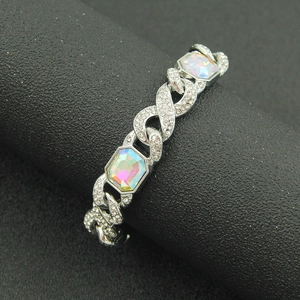 Vista macro di un bracciale hip-hop argento con strass scintillanti e cristalli colorati