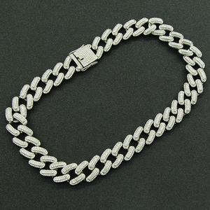 Dettaglio catena cubana argento con pavé di cristalli e chiusura a scatto rifinita