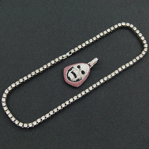 Pendentif crâne hip hop avec yeux en cœur rose et collier tennis argenté brillant