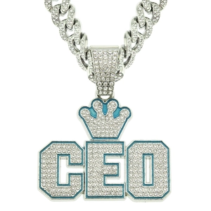 Détail de la chaîne cubaine argentée avec pendentif CEO couronne et émail bleu