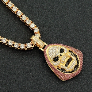 Pendentif crâne hip hop doré avec strass multicolores sur une chaîne tennis brillante