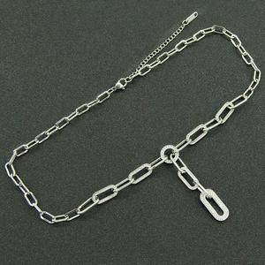 Collier trombone en acier inoxydable argenté avec détails pavés de zircons brillants