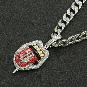 Détail du pendentif hip hop langue rouge serti de diamants avec signe dollar et chaîne cubaine
