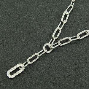 Collier en Y argenté à maillons trombone avec anneau en zircon au style rétro chic