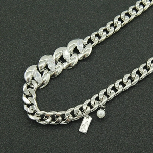 Collier double chaîne cubaine argentée avec zircons, perle et pendentif métallique