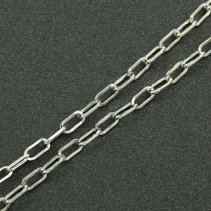 Collier chic à maillons rectangulaires argentés avec finition en métal poli élégant