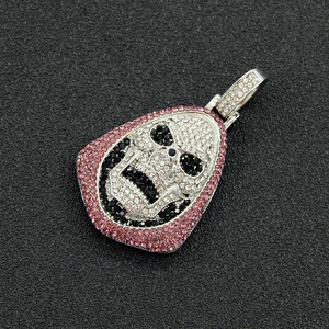 Détail du pendentif tête de mort hip-hop serti de strass roses et blancs brillants