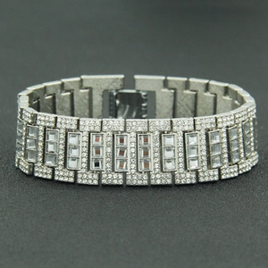 Vue macro du bracelet chaîne hip hop large avec sertissage dense de zircons cubiques