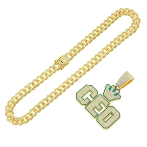 Chaîne cubaine dorée avec pendentif CEO à couronne et détails en émail vert style hip-hop