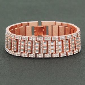 Détail d'un bracelet hip-hop en or rose avec maillons en H et pavage de diamants