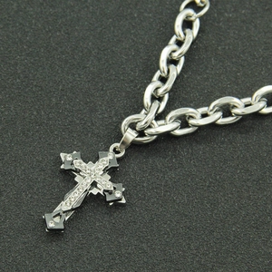 Punk Kreuz Anhänger Halskette mit funkelnden Steinen an einer silbernen Cuban Kette