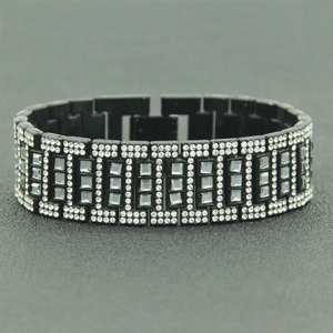 Détail d'un bracelet hip hop avec strass carrés sertis sur du métal noir poli