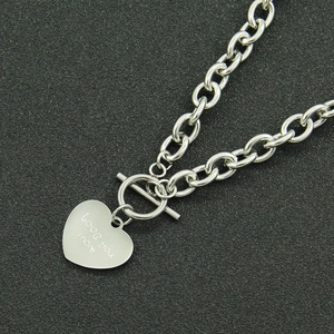 Collier avec pendentif coeur argenté avec fermoir OT et gravure Love You More sur chaîne