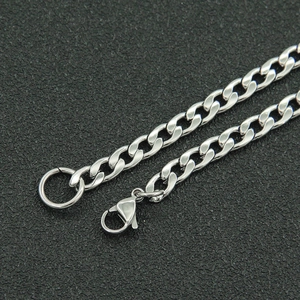 Nahaufnahme der silbernen Gliederkette aus Edelstahl mit sicherem Karabinerverschluss