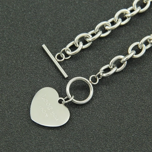 Collier avec pendentif cœur en acier poli avec gravure Love You More et fermoir à bascule