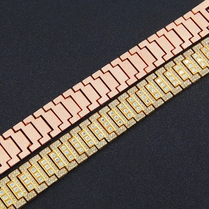 Détails de maillons en cristal glacé et bracelet de montre en métal brossé poli