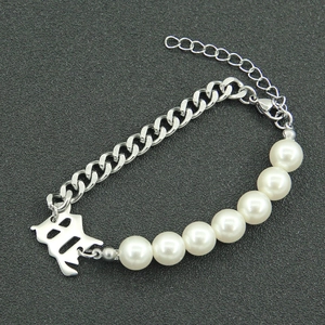 Cuban chain and pearl拼接 bracelet with a vintage metal letter pendant for men and women