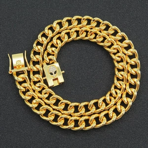 Collier chaîne cubaine dorée avec boucle alien sertie de strass sur fond texturé