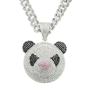 Detalle de cadena cubana hip-hop con colgante de cabeza de panda cubierto de cristales