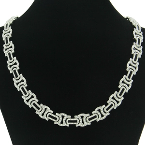 Gros plan d'un collier chaîne hip-hop argenté serti de strass sur un buste de velours