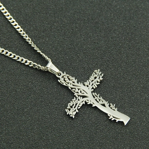 Collier avec pendentif croix texture d'arbre en acier inoxydable poli et chaîne maille