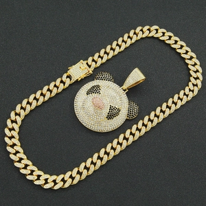 Detalle de la cadena cubana dorada y el colgante de panda brillante con diamantes