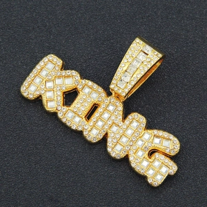 Gros plan du pendentif KING doré avec zircons carrés sertis pour un style hip hop tendance