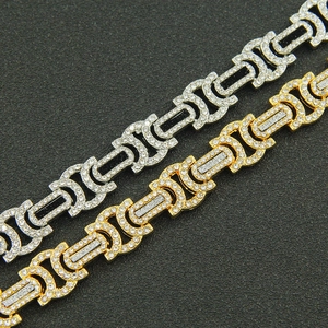 Collier hip hop avec maillons géométriques dorés et argentés ornés de strass brillants