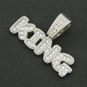 Détail du pendentif KING de style hip-hop argenté avec strass carrés et ronds incrustés
