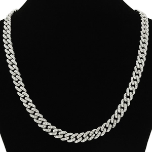 Dettaglio catena cubana argento 9mm con strass incastonati su espositore nero da collo