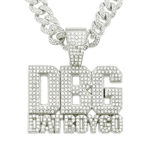 Gros plan du pendentif hip hop argenté avec lettrage DBG et zircons brillants sertis