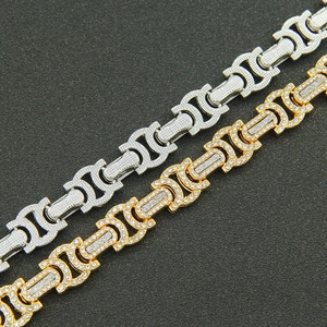 Détail de colliers hip hop avec incrustations de zircons en or et argent style glacé