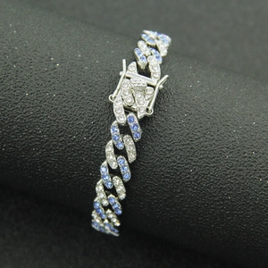 Dettaglio del bracciale Cuban link 9mm con strass blu e bianchi e chiusura a cassetta sicura