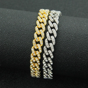 Dettaglio dei bracciali a catena cubana da 9mm in oro e argento con strass colorati