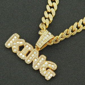Collier hip hop KING doré avec diamants carrés et chaîne à maillons cubains assortie