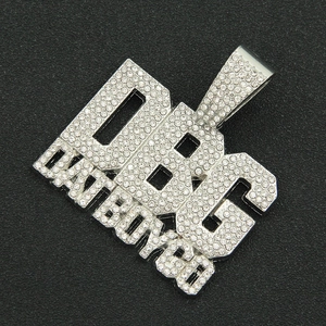 Détail du pendentif hip hop avec lettres DBG serties de strass brillants et polis
