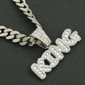 Chaîne cubaine en argent glacé avec pendentif lettre KING serti de diamants carrés