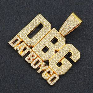 Détail macro du pendentif double couche DBG BANDOYE serti de strass dorés