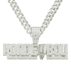 Gros plan du pendentif microphone serti avec lettres Honcho sur chaîne cubaine hip hop