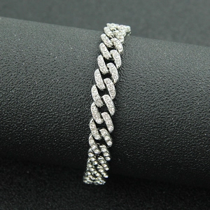Dettaglio del bracciale a catena cubana da 9mm con cristalli argentati scintillanti