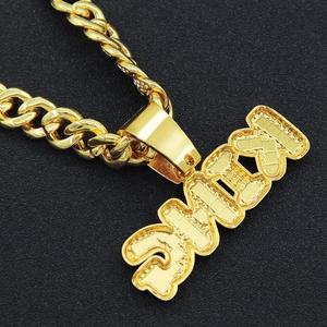 Gros plan sur la chaîne cubaine dorée avec pendentif 6IX9I glacé pour style hip-hop