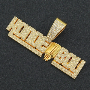 Vue détaillée du pendentif Honey Boo style hip hop avec microphone et pierres de zircone
