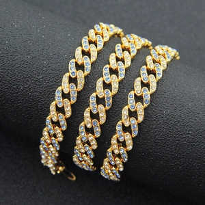 Bracciale cubano da uomo 9mm color oro con strass bianchi e blu su espositore nero testurizzato