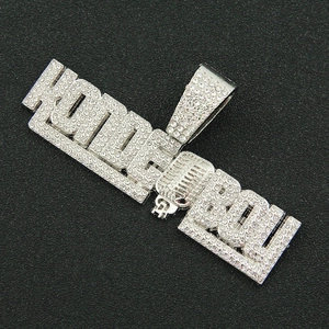 Vue rapprochée du pendentif Hustle Boy glacé avec détail micro sur fond sombre