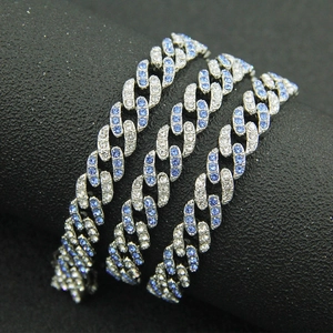Macro di catena cubana da 9mm con pavé di zirconi bianchi e blu brillanti sulla maglia