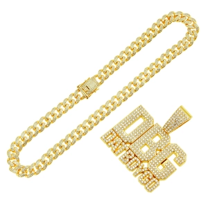 Collier Cuban Link doré Iced Out avec un pendentif lettre DOG TAG étincelant