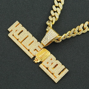 Chaîne à maillons cubains dorée avec pendentif Kodak Black serti de strass brillants