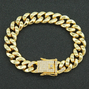Bracelet gourmette dorée style hip hop avec fermoir rectangulaire serti de cristaux