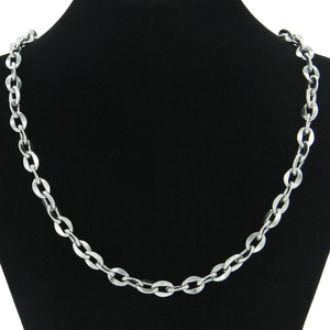 Collier chaîne à maillons ovales argentés pour femmes sur un mannequin de cou noir