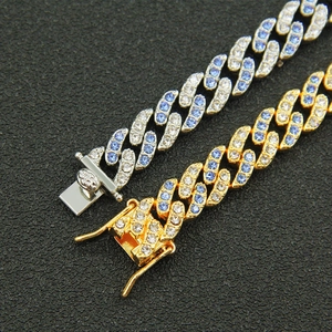 Bracciale Cuban Link da 9mm con cristalli blu e bianchi in finitura oro e argento